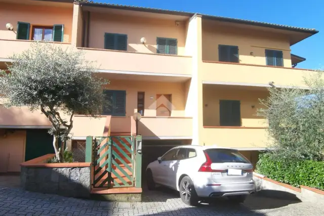 Villa a schiera in Via della Pace 17, Serravalle Pistoiese - Foto 1