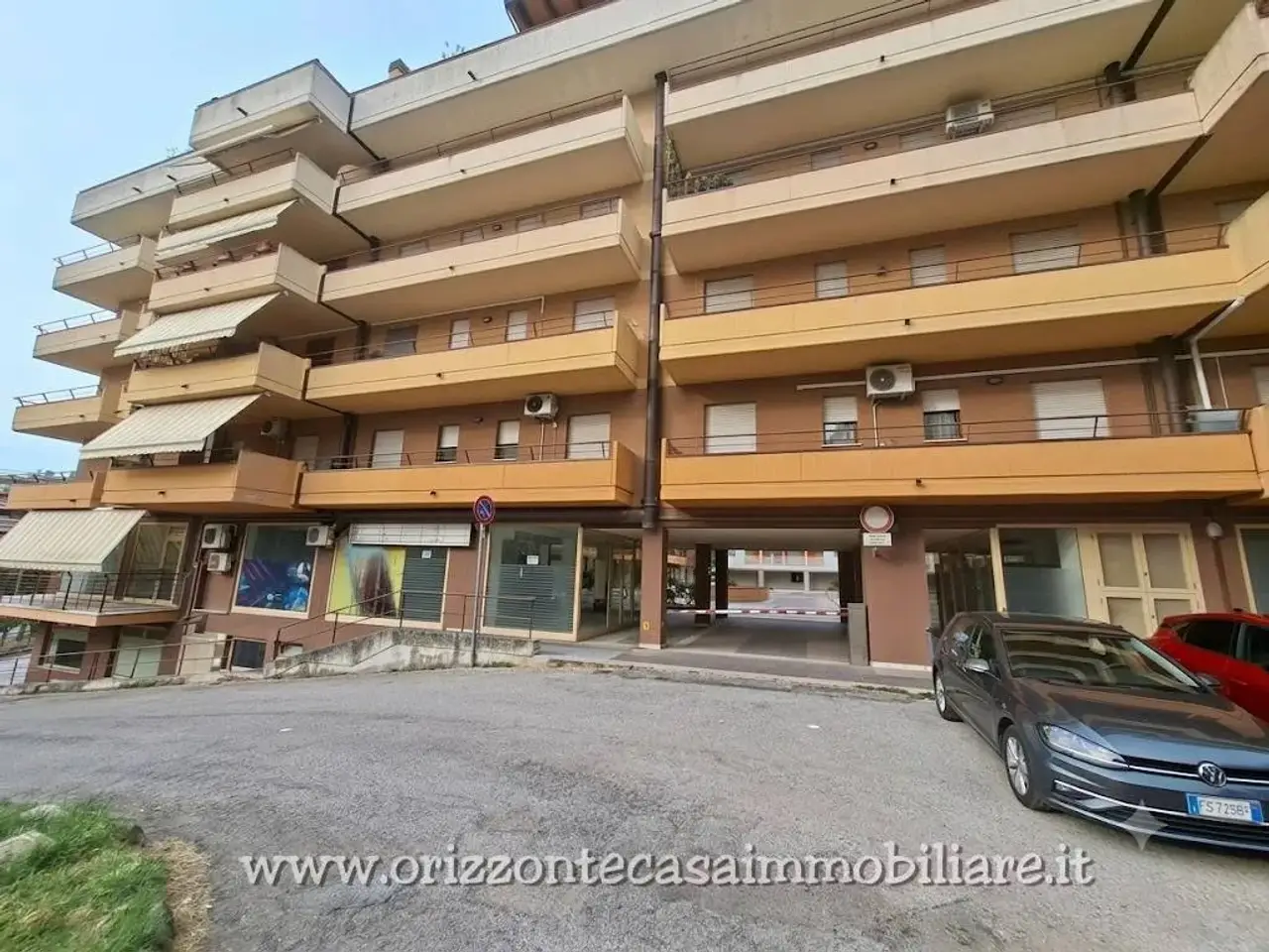 Negozio in Piazza Simon Bolivar, Folignano, {3} - Foto 1