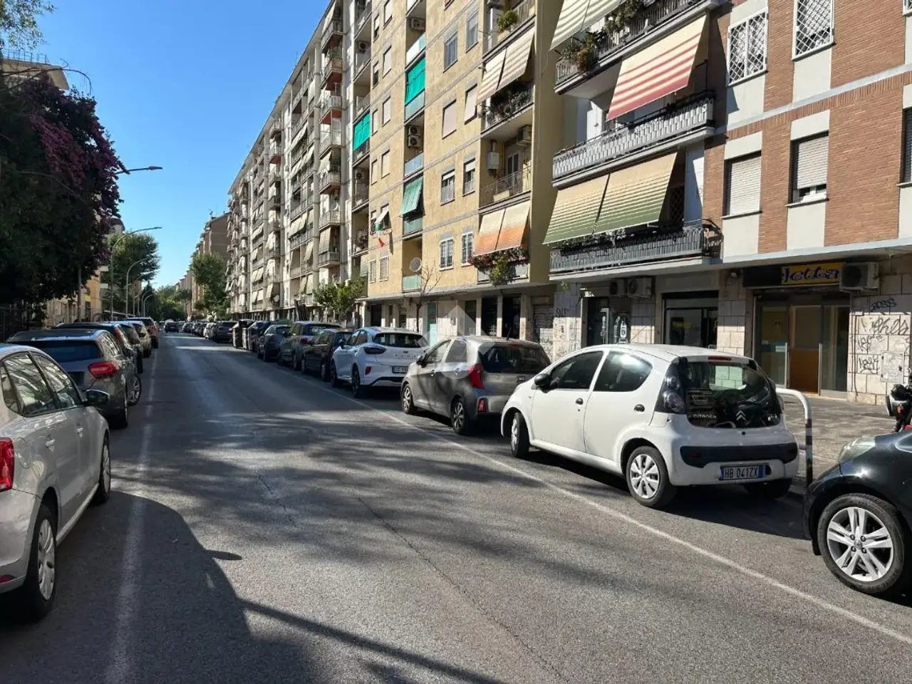Negozio in Via Licinio Stolone 144, Roma, {3} - Foto 2