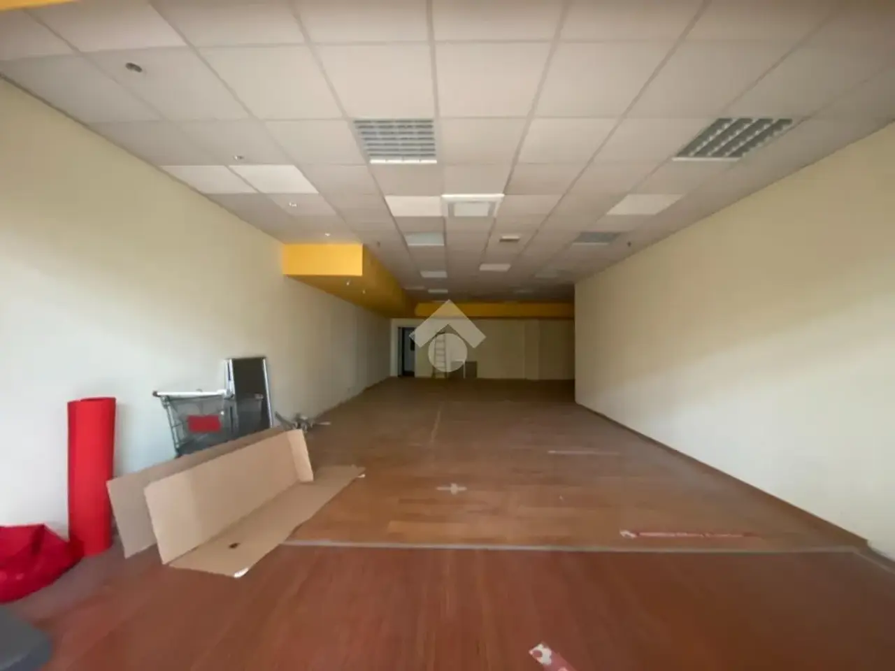 Negozio in Via Martiri di Cervarolo 20, Reggio Emilia, {3} - Foto 1