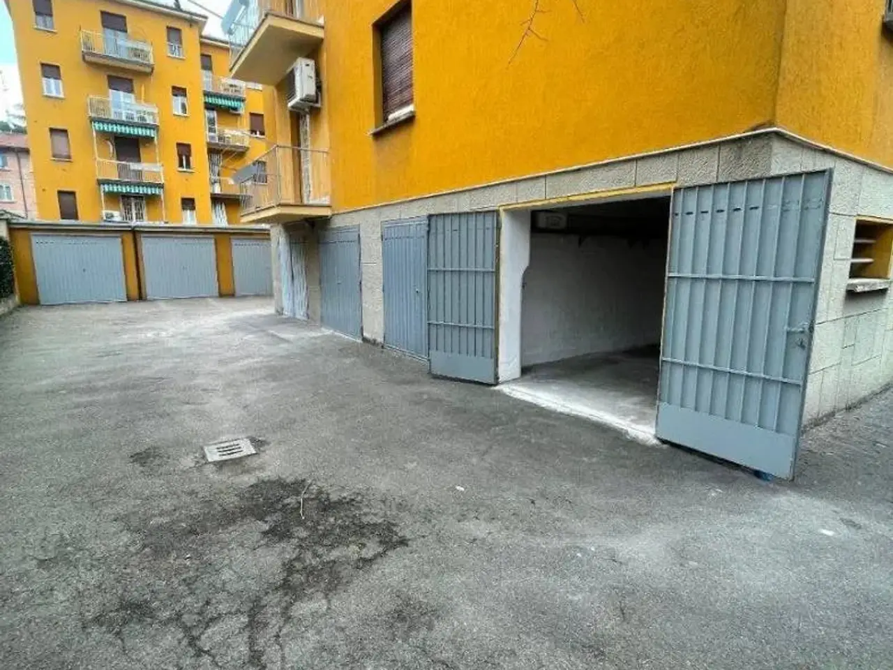 Parcheggio chiuso in , Bologna, {3} - Foto 1