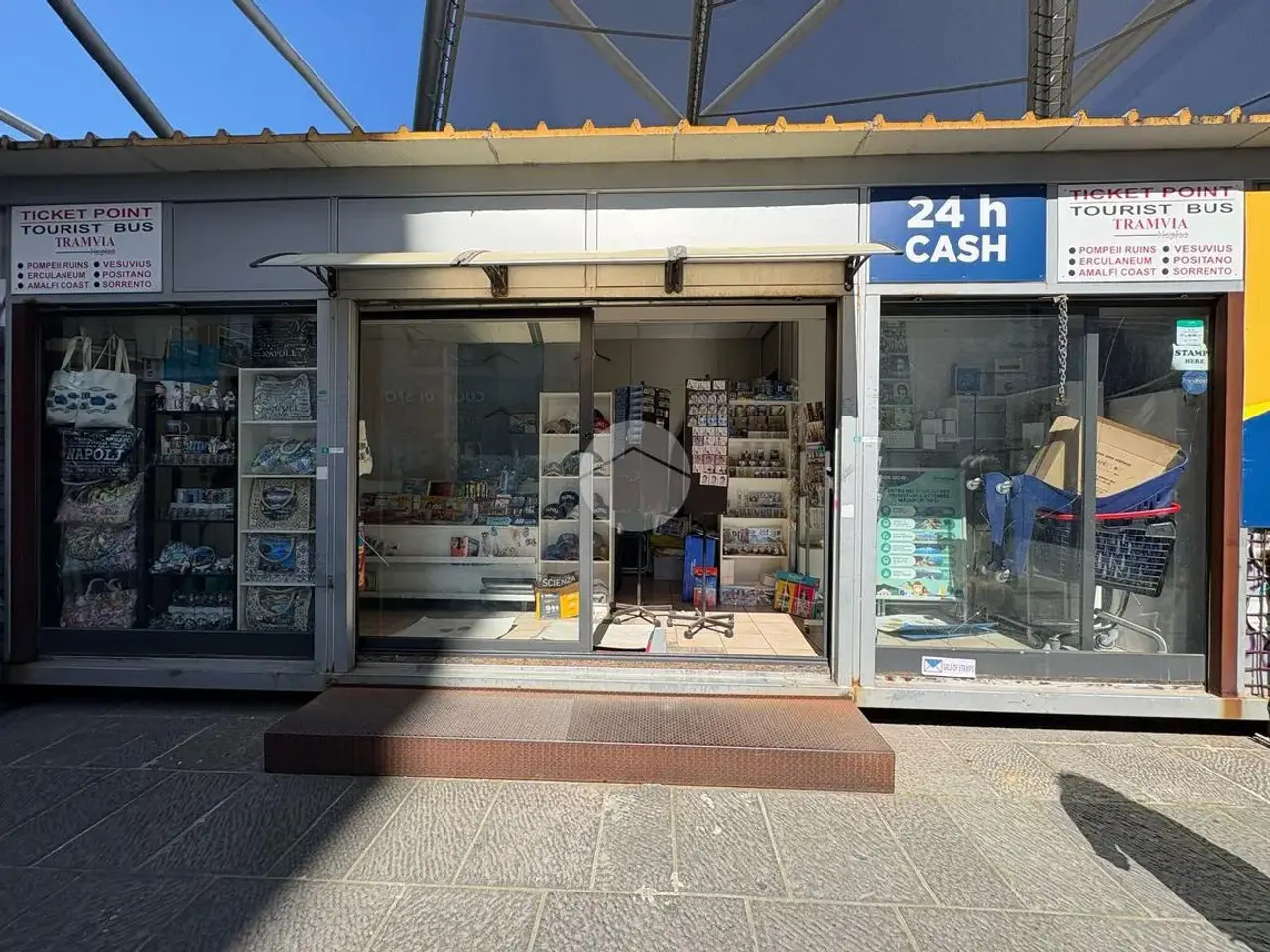 Negozio in Piazza Giuseppe Garibaldi 1, Napoli, {3} - Foto 2