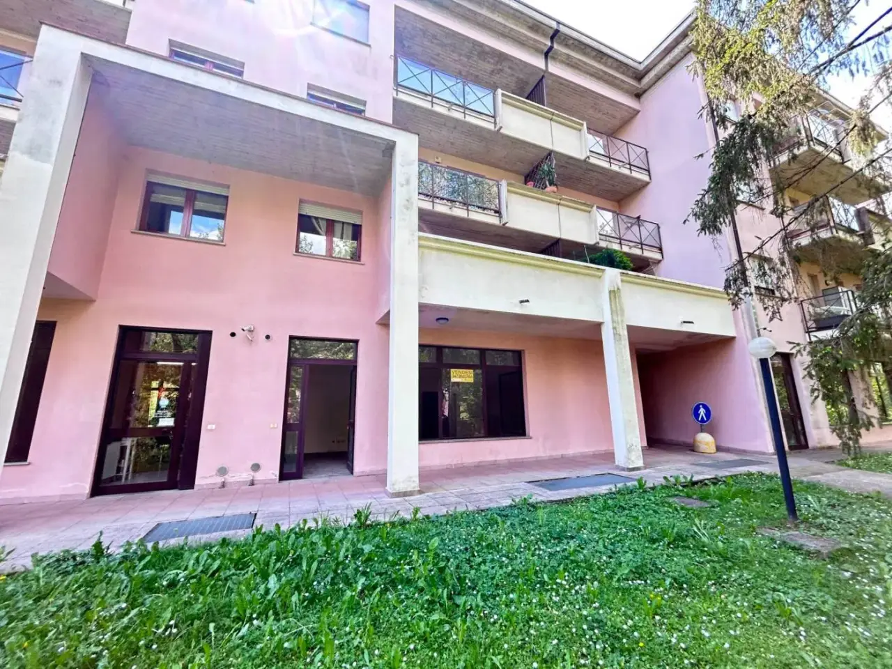 Locale commerciale in Via Valle Gavarnia, Scanzorosciate, Scanzorosciate, {3} - Foto 1