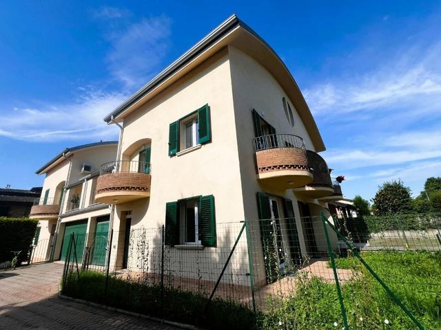 Detached house in Via Don Luigi Sturzo, Brescello - Photo 1