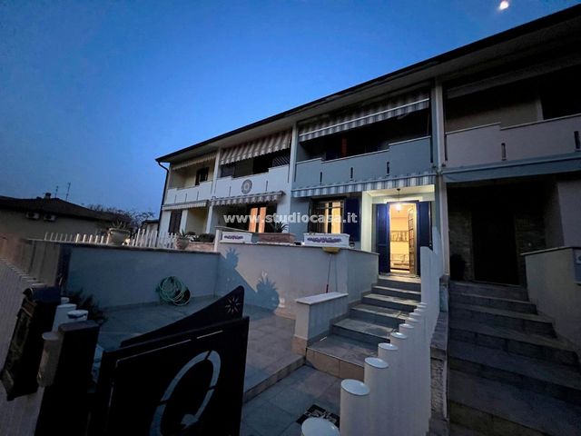 Terraced house in Piazza Aldo Moro, Vailate - Photo 1