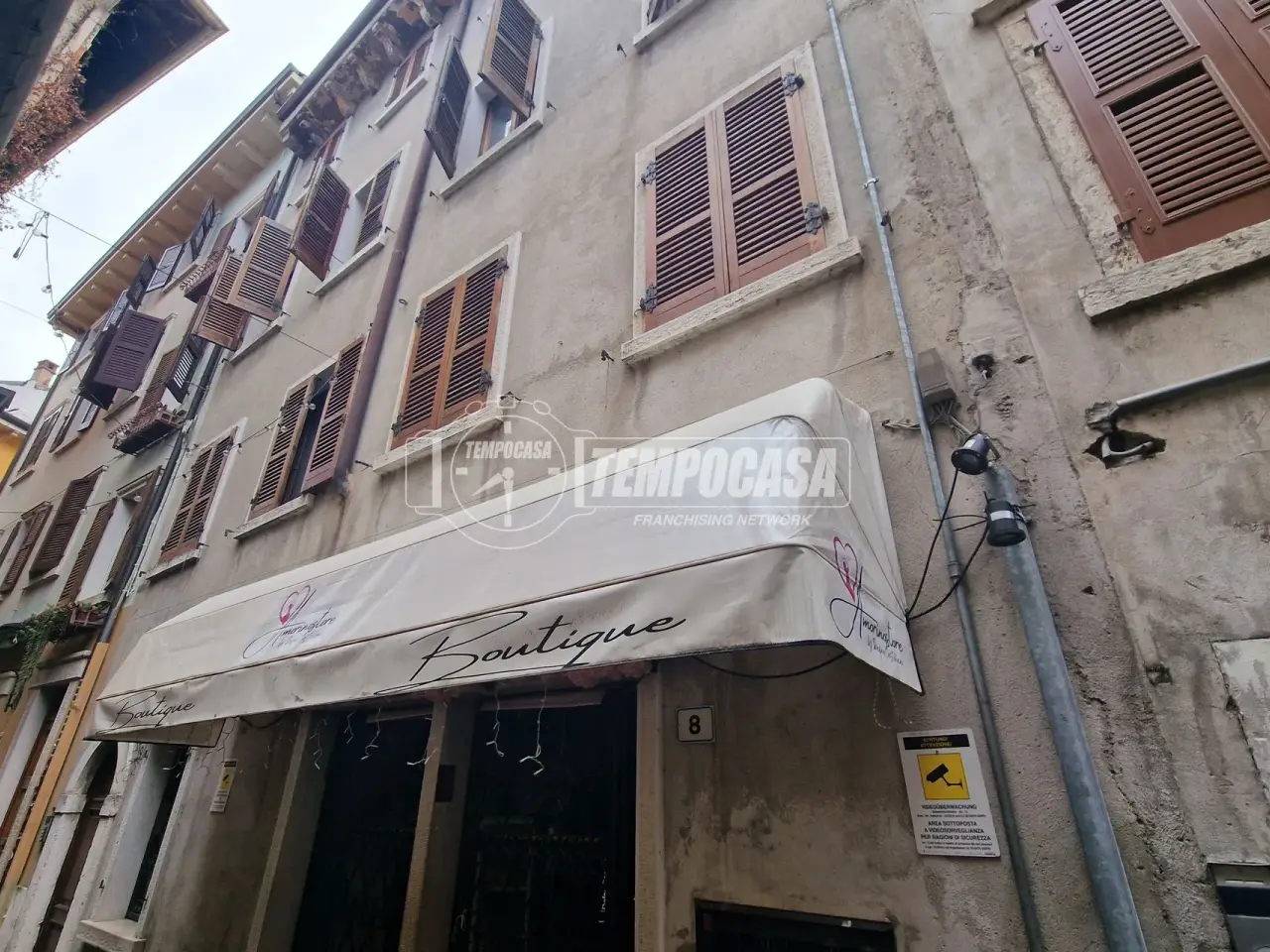 Esercizio commerciale in Via Garibaldi 10, Garda, {3} - Foto 1