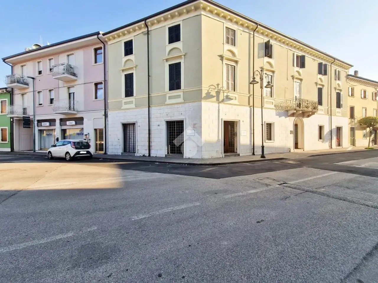 Negozio in Corso Camillo Benso di Cavour 33, Zevio, {3} - Foto 1