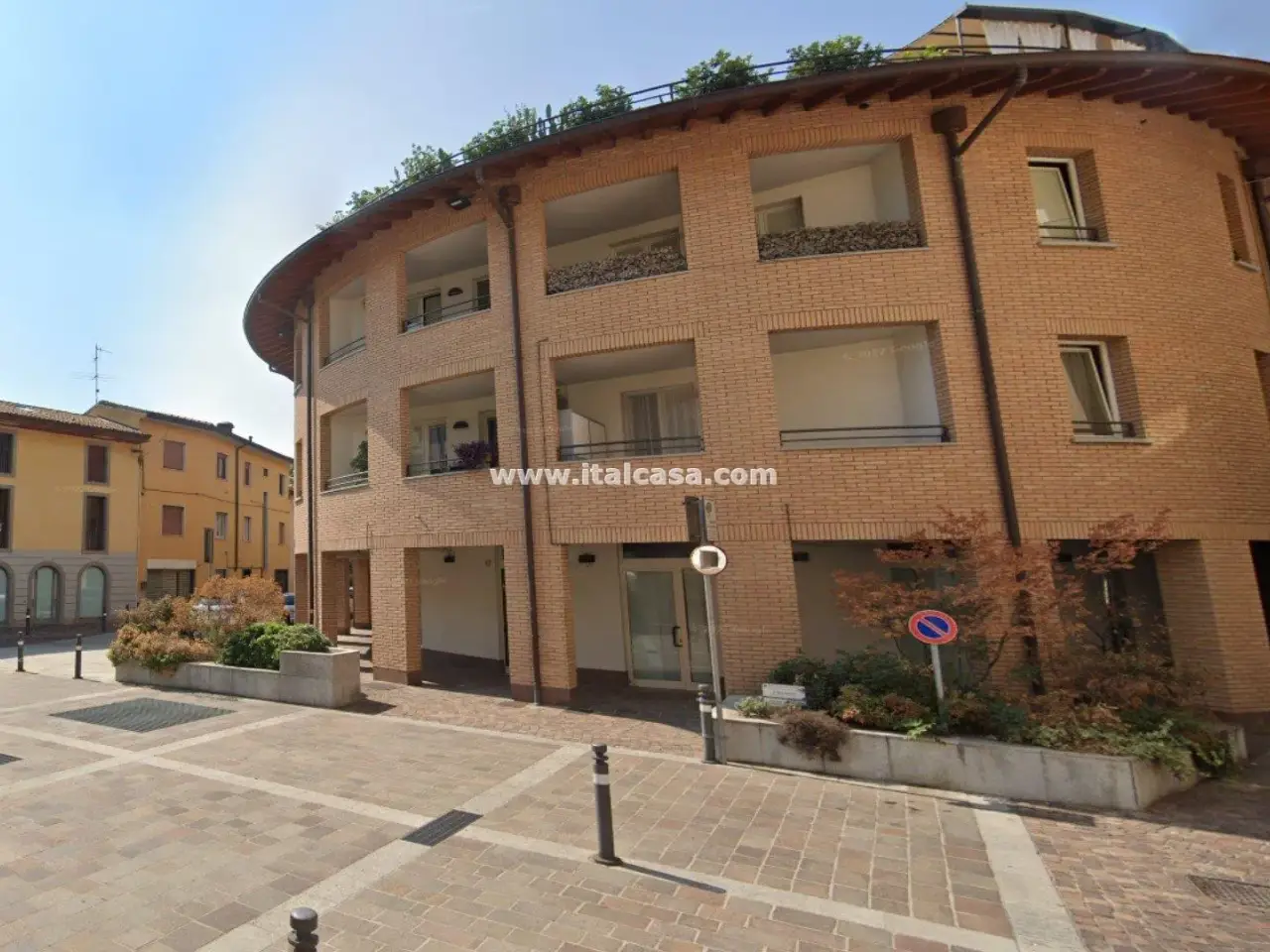 Negozio in Piazza San  Lorenzo, Alzano Lombardo, {3} - Foto 1