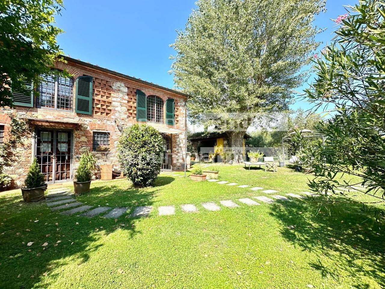 casale in vendita a Lucca in zona Centro Città