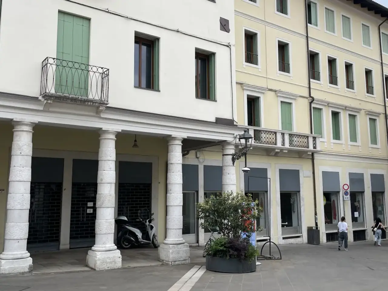 Negozio in Piazzotto Monte Vecchio, Bassano Del Grappa, {3} - Foto 1