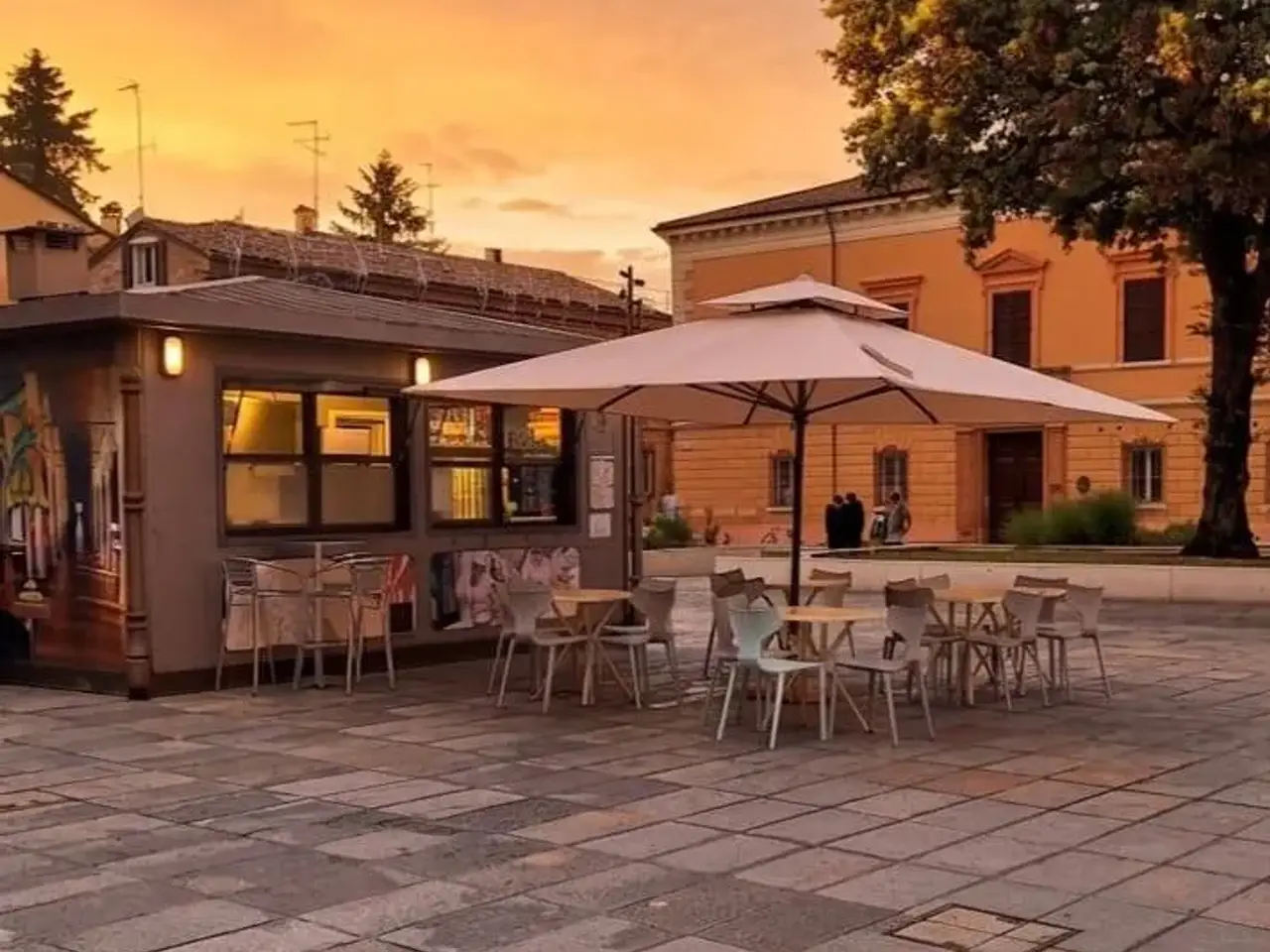 Negozio in Piazza Almerici 15, Cesena, {3} - Foto 1