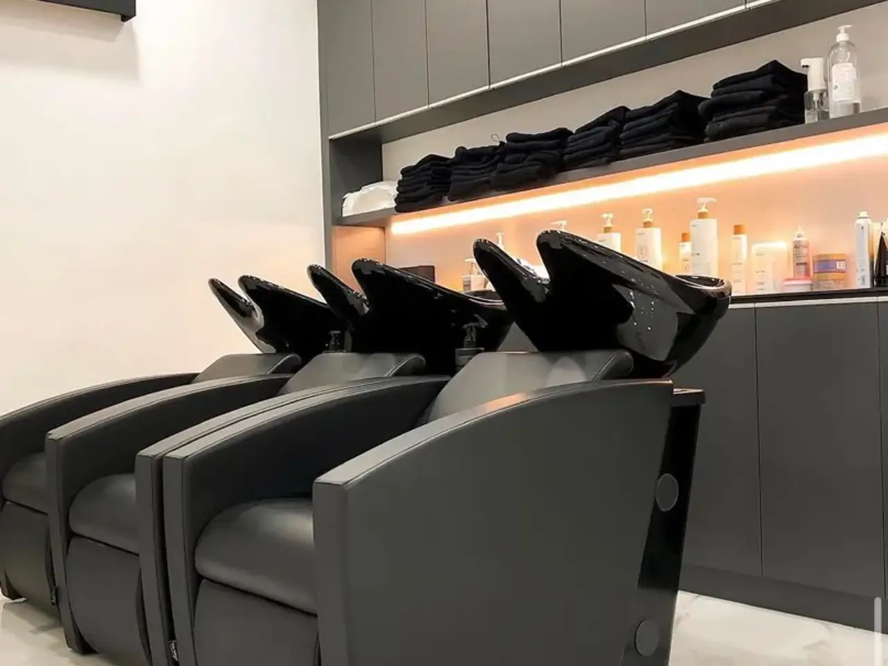 Esercizio commerciale in Piazza Santa Maria 1, Busto Arsizio, {3} - Foto 1