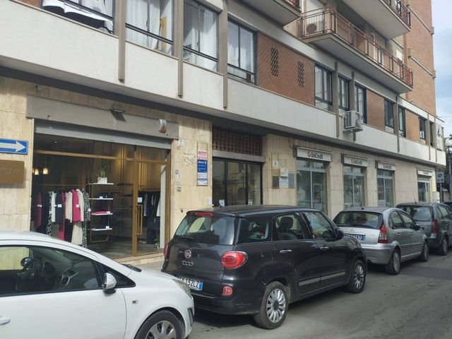 Geschäft in Via Andrea Ciardi, Trani - Foto 1