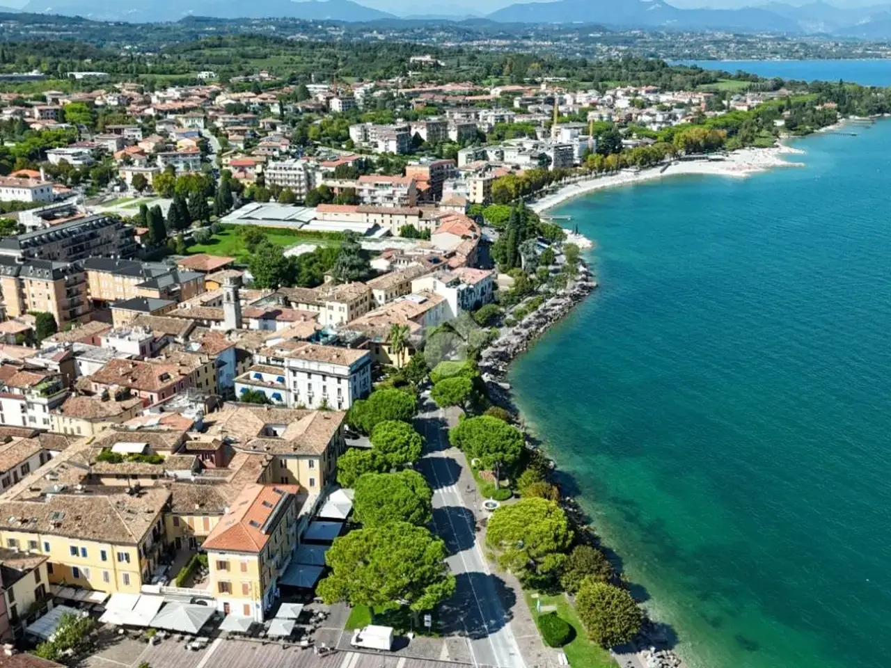 Negozio in Viale Guglielmo Marconi 46, Desenzano Del Garda, {3} - Foto 1