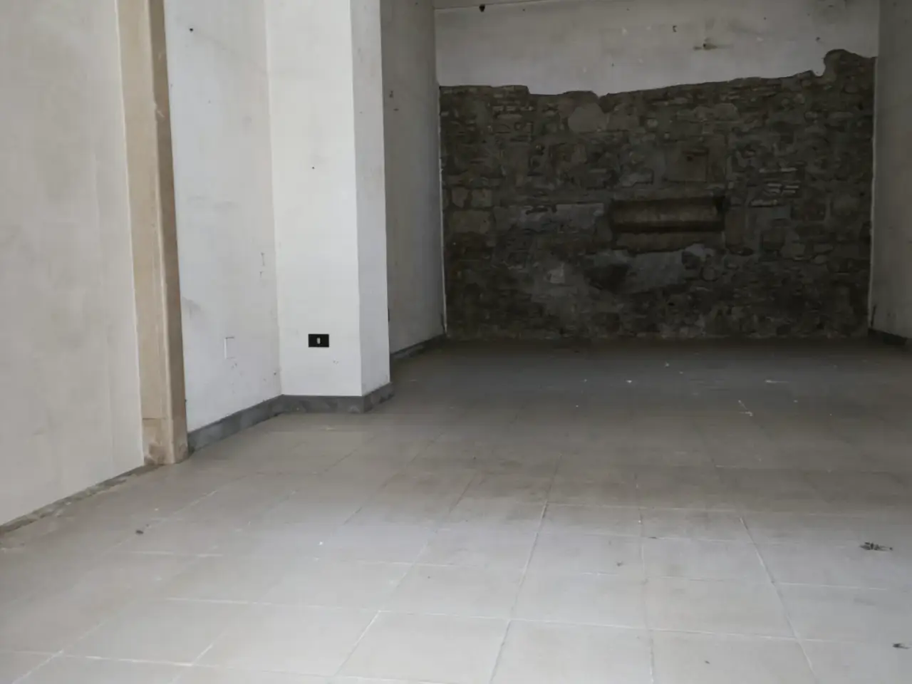 Negozio in Via Torre della Catena 62, Benevento, {3} - Foto 2