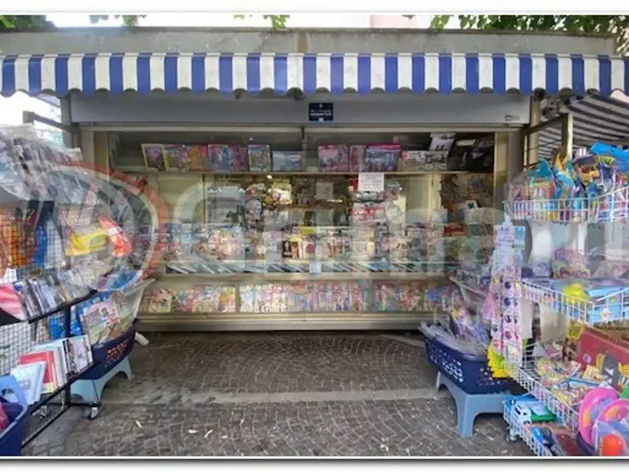 Esercizio commerciale in Corso San Pietro 1, Abbiategrasso, {3} - Foto 1