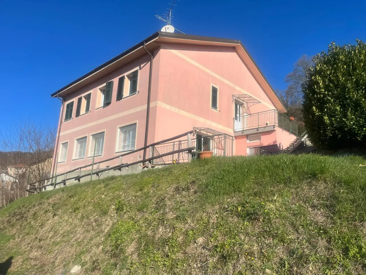 Hotel in Via Giacomo Leopardi 10, Carro, {3} - Foto 1