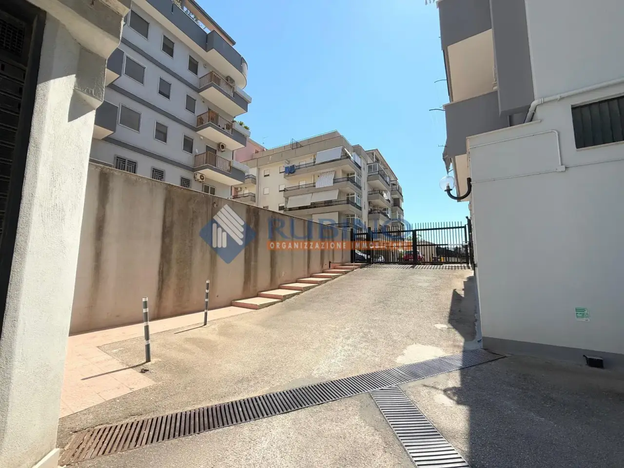 Parcheggio chiuso in Via Cappuccini 10, Trani, {3} - Foto 2