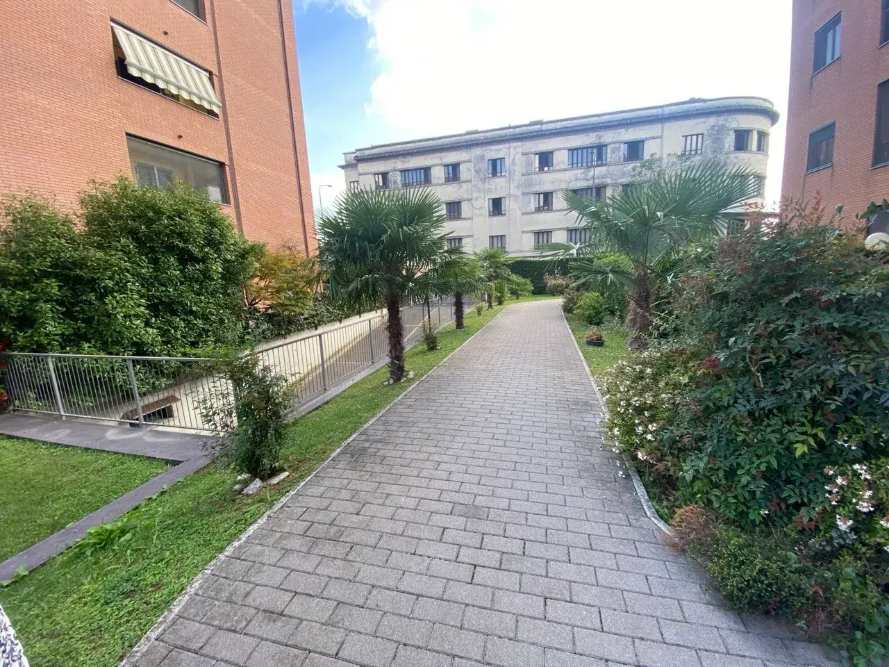 Parcheggio chiuso in Via Antonio Berlese 1, Milano, {3} - Foto 2