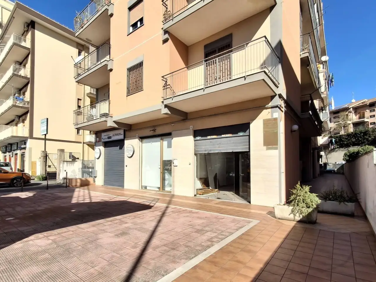 Negozio in Via Etnea 30, Gravina Di Catania, {3} - Foto 1