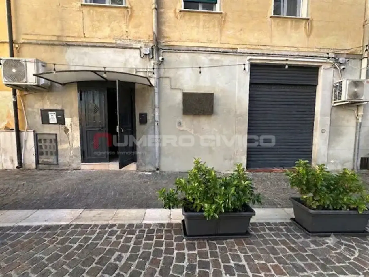 Negozio in Piazza Martiri Triestini, Foggia, {3} - Foto 1