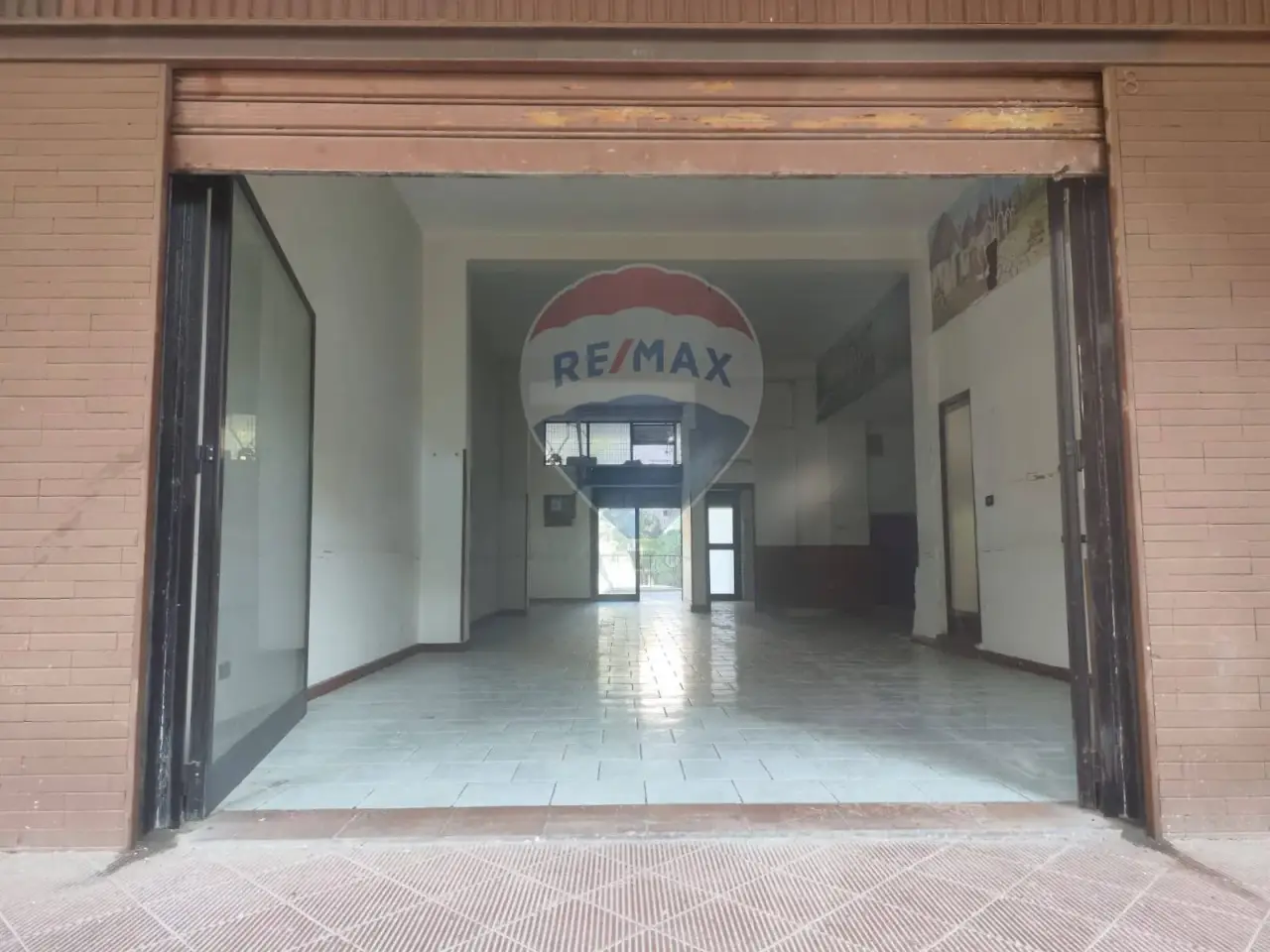 Negozio in Via Papa Giovanni Paolo I 10, Bari, {3} - Foto 1