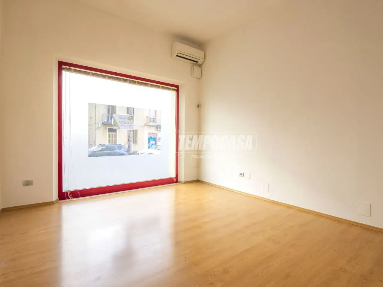 Negozio in Viale Regina Margherita, Potenza Picena, {3} - Foto 1