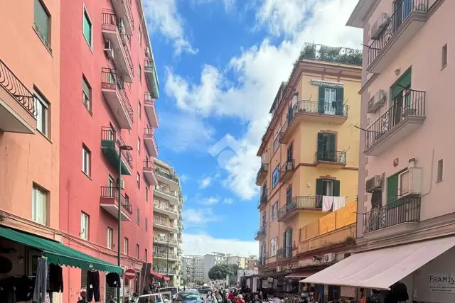 Geschäft in Via Raffaele Tarantino 6, Napoli - Foto 1