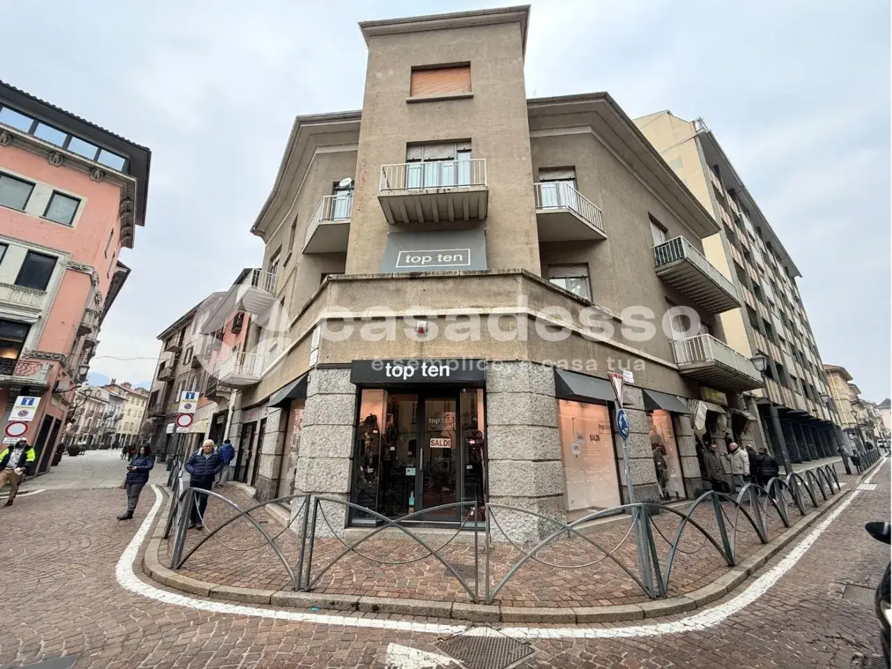 Palazzina commerciale in Piazza Cavour 1, Borgosesia, {3} - Foto 1