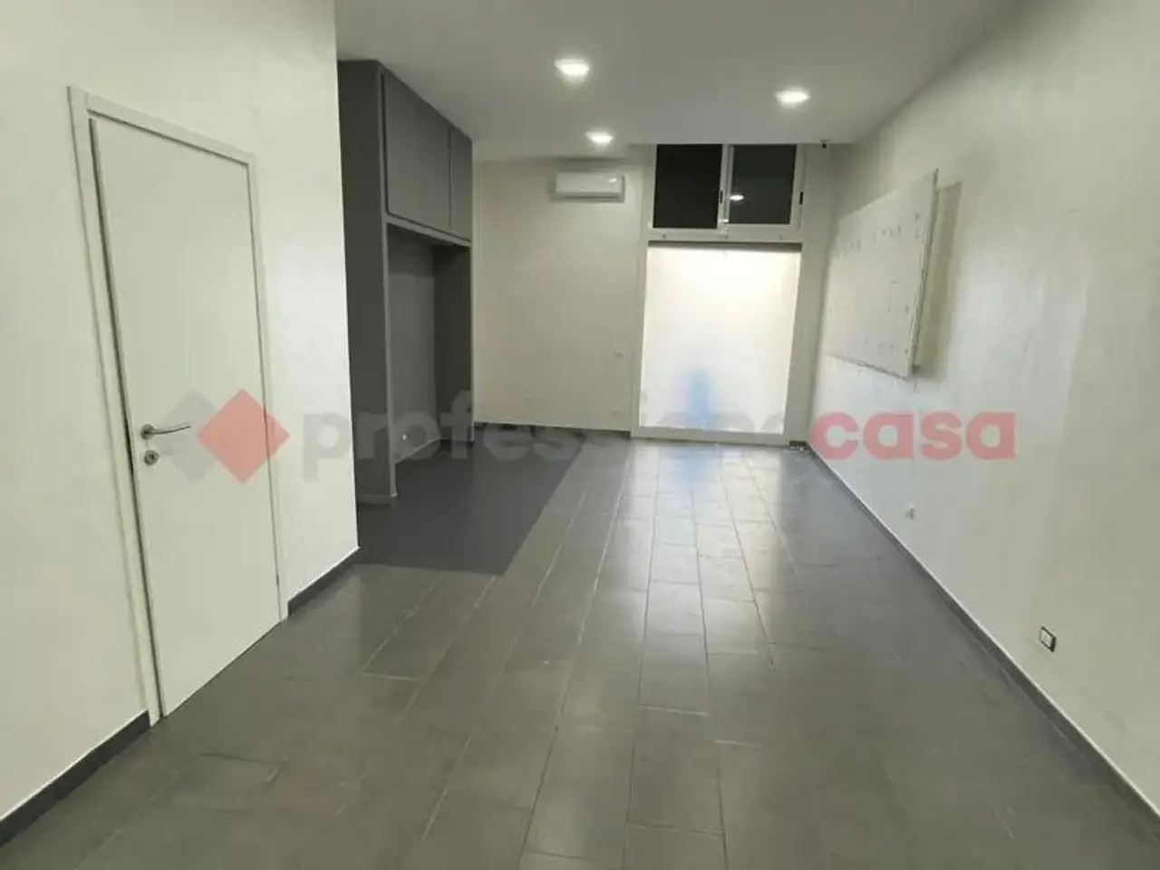 Negozio in Viale Europa, Bari, {3} - Foto 1