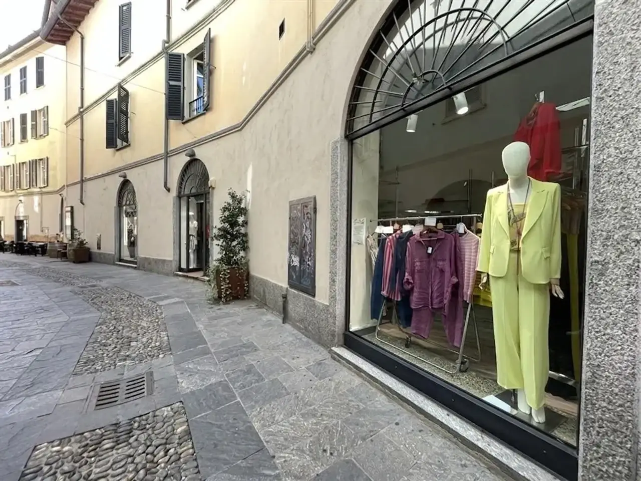 Negozio in Via Cattaneo 1, Varese, {3} - Foto 2