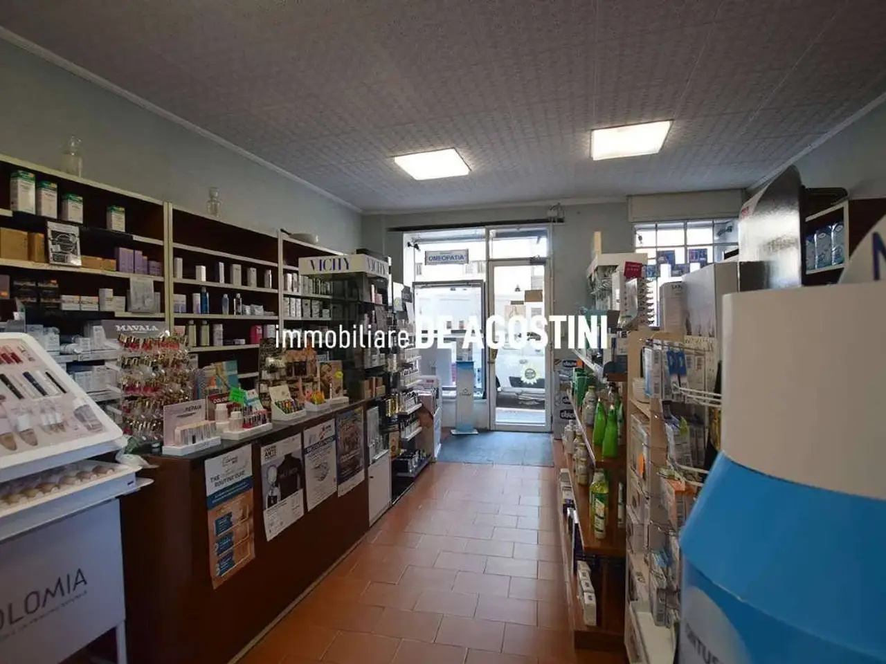Locale commerciale in Corso Liberazione 85, Arona, Novara, Arona, {3} - Foto 2