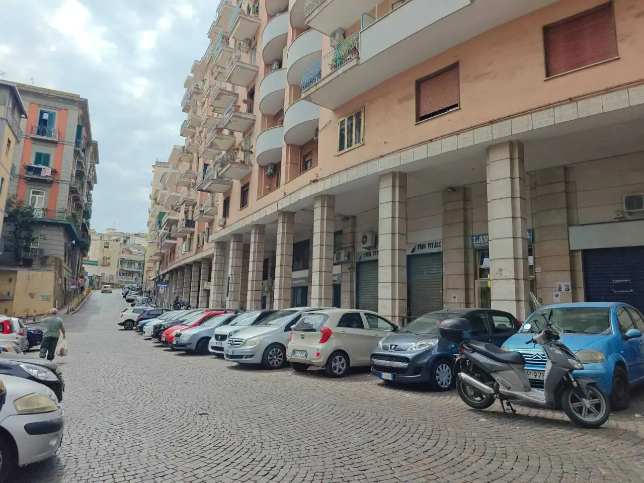 Negozio in Via Giacinto Gigante 14, Napoli, {3} - Foto 1