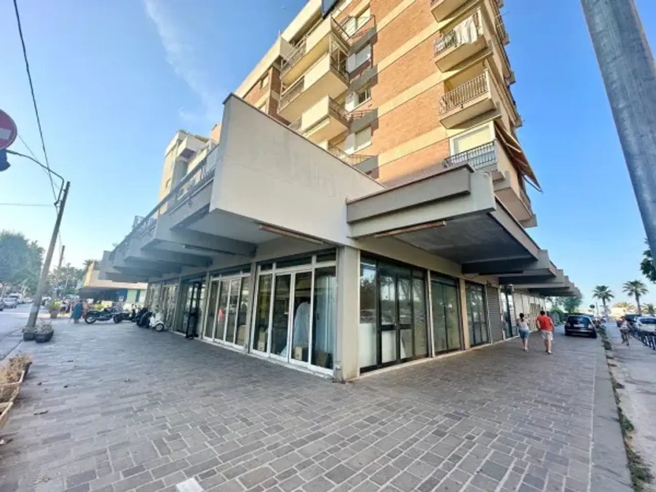 Negozio in Viale Regina Elena 40, Rimini, {3} - Foto 1