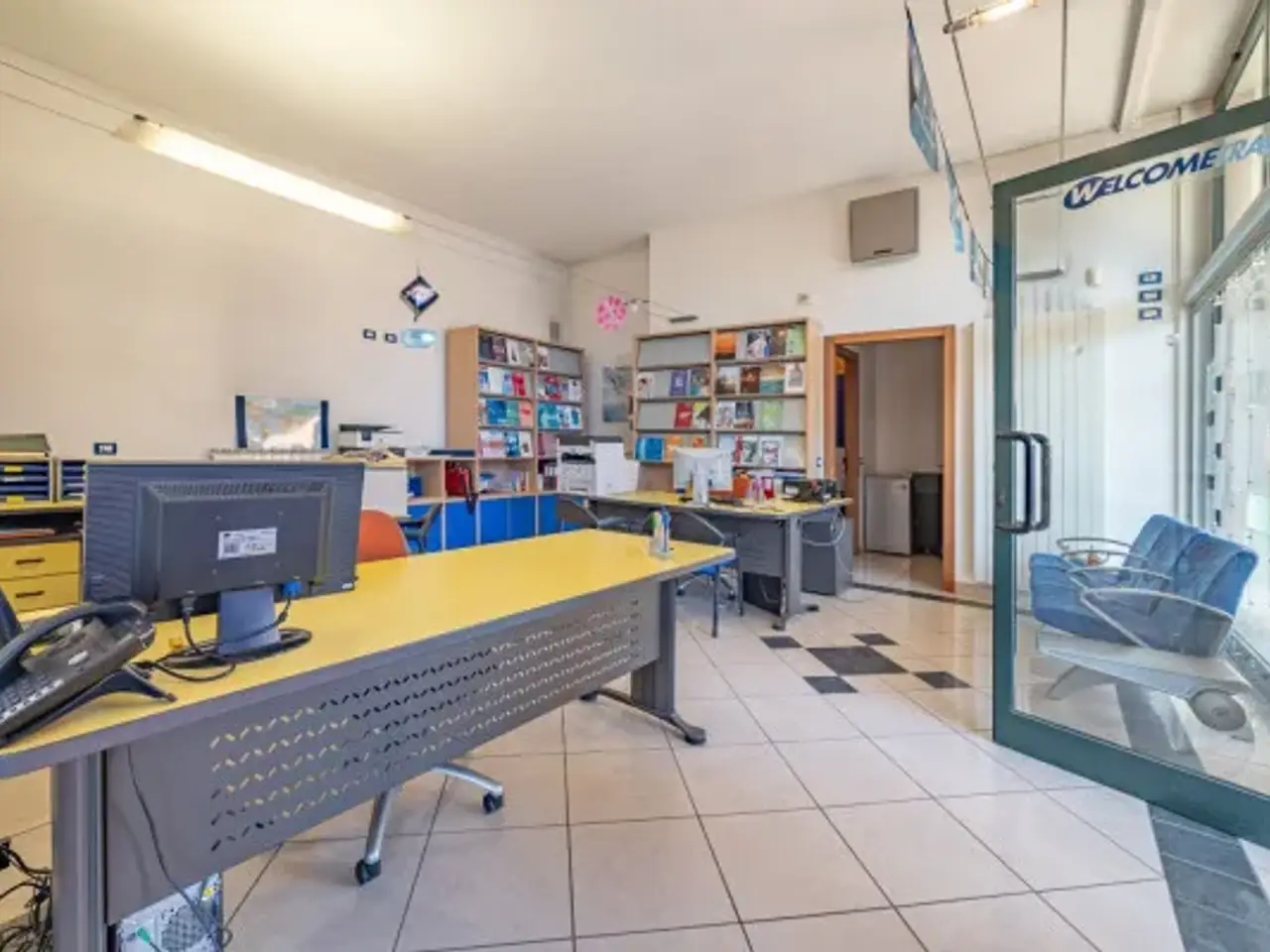 Negozio in Via C. Battisti 4, Venegono Superiore, {3} - Foto 1
