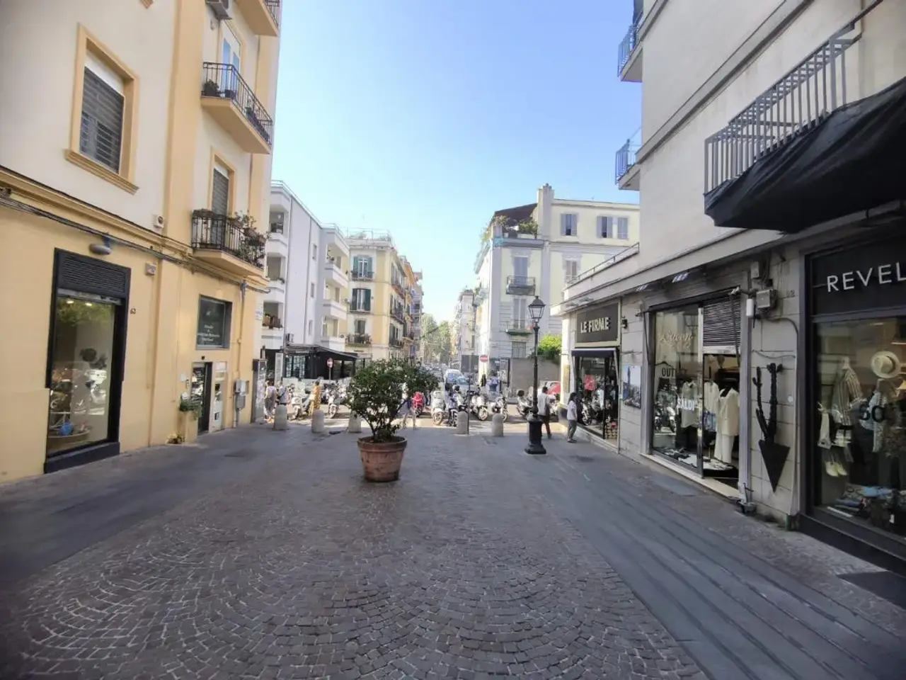 Magazzino in Via Giovanni Merliani 51, Napoli, {3} - Foto 1