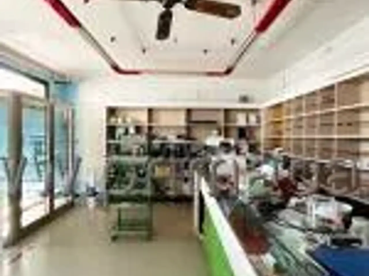 Negozio in Via Alfonso La Marmora 53, Vicenza, {3} - Foto 1