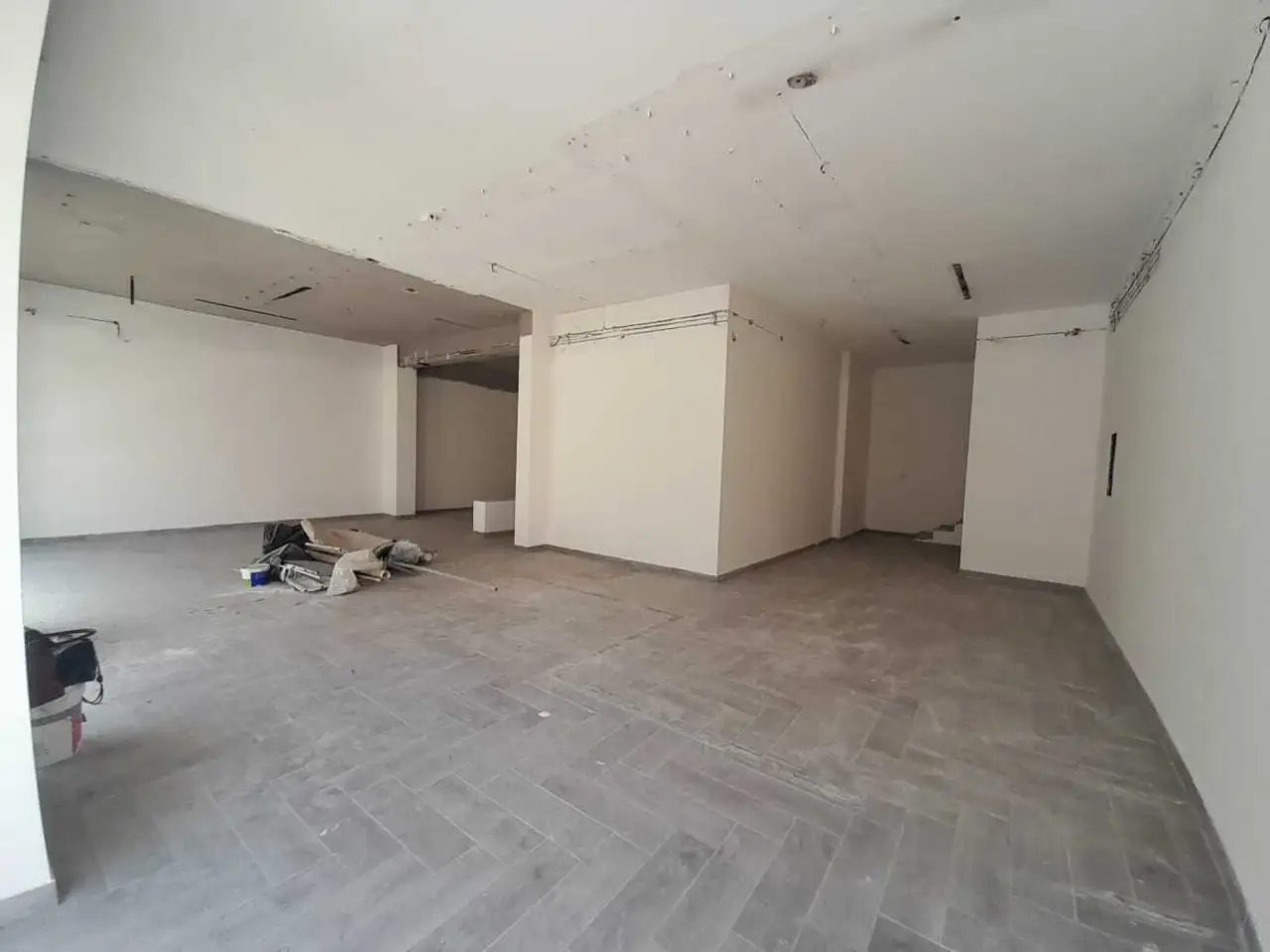 Negozio in Via Papiniano 5, Latina, {3} - Foto 1