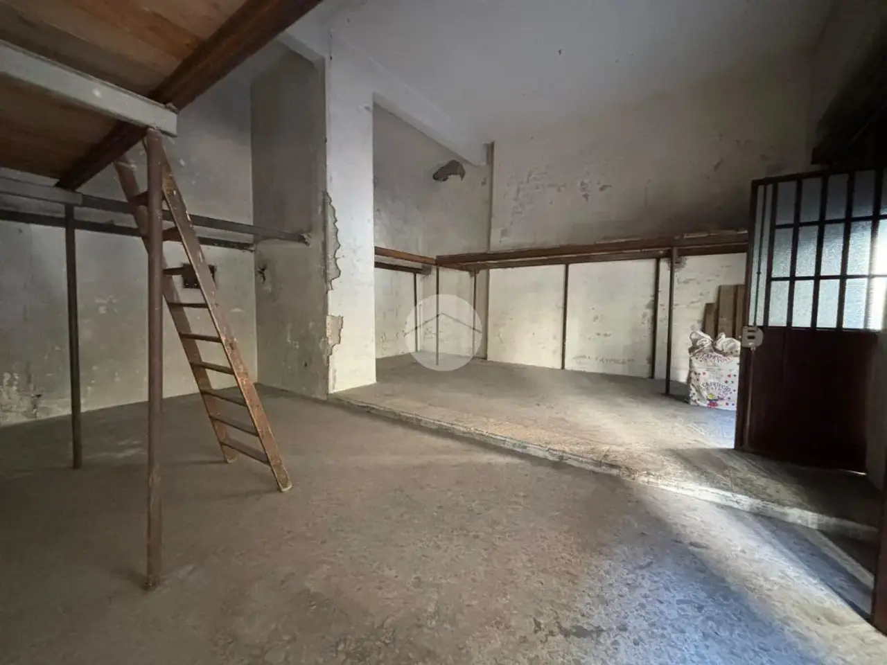 Negozio in Via Marco Aurelio Severino 47, Napoli, {3} - Foto 2