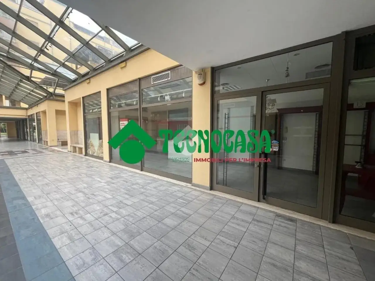 Negozio in Via Carlo Cattaneo 13, Campi Bisenzio, {3} - Foto 1