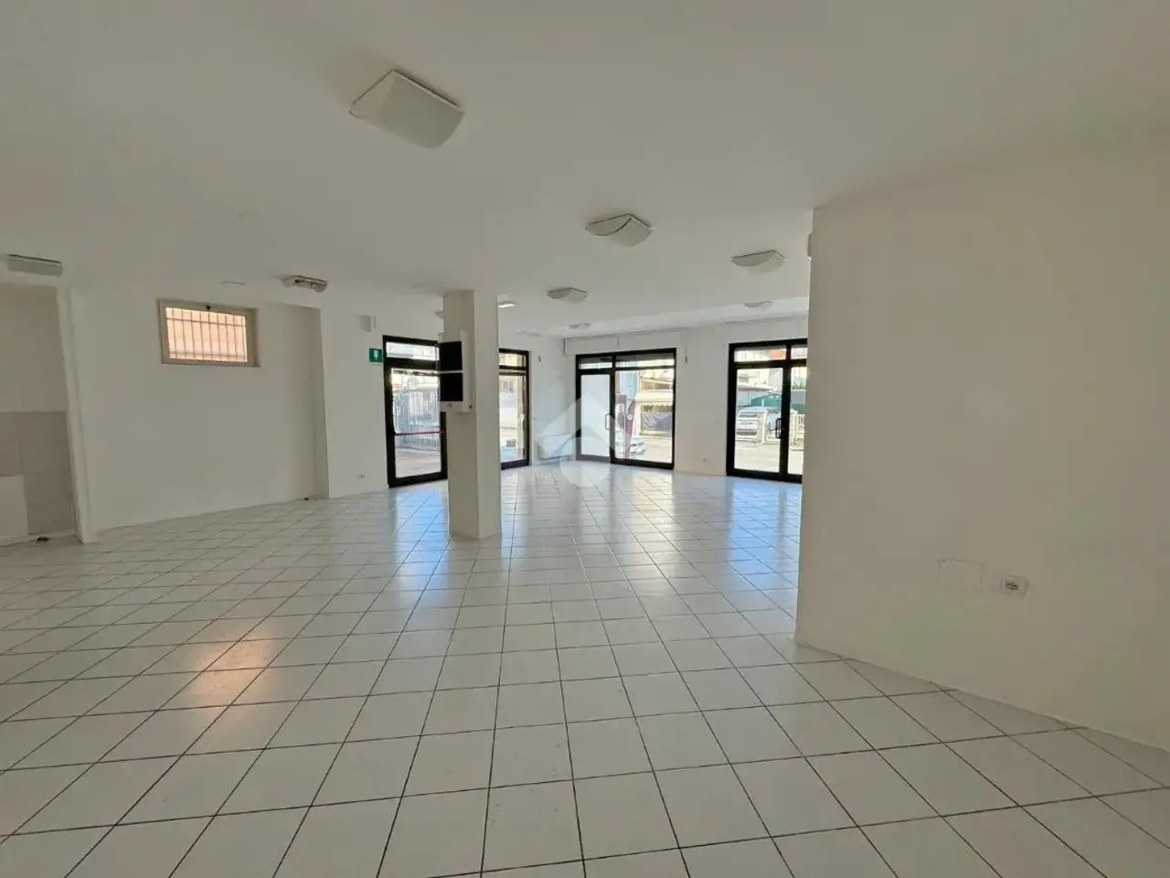 Negozio in Via dei Tigli 35, Alba Adriatica, {3} - Foto 1