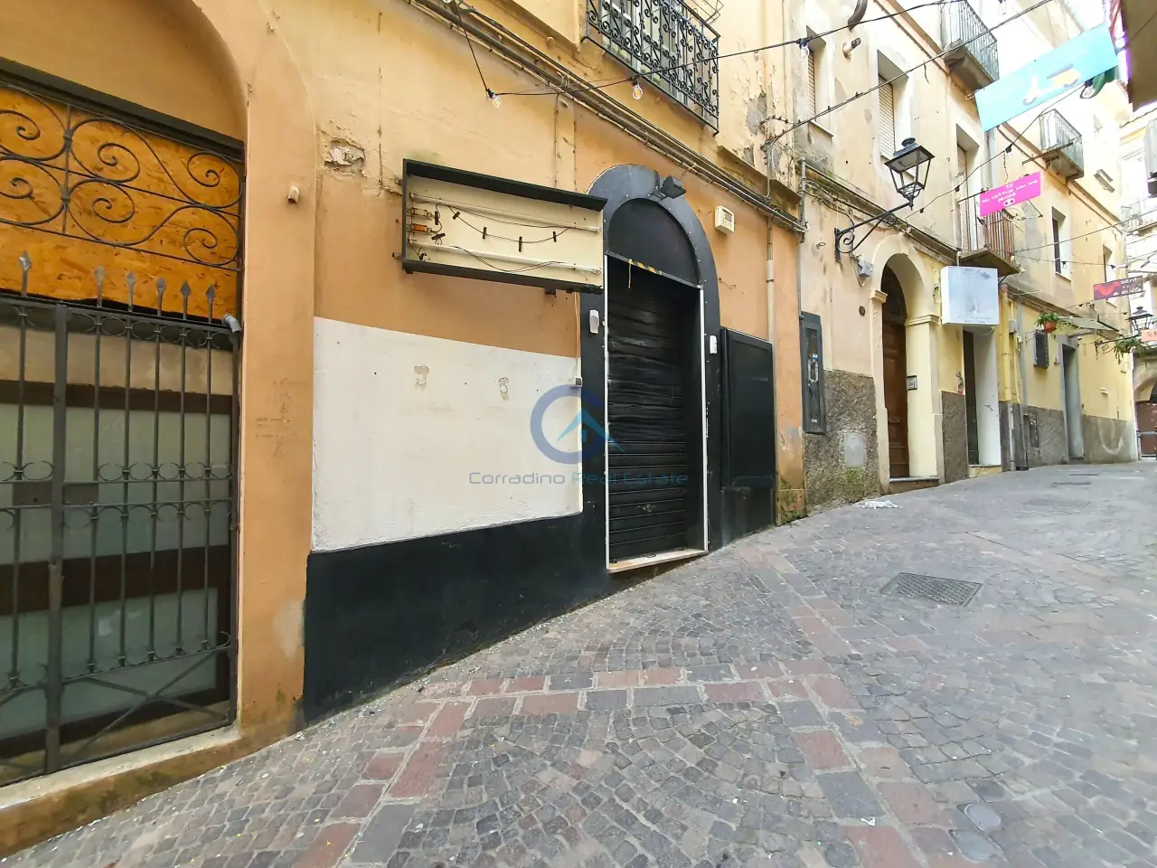 Negozio in Via Menniti Ippolito 16, Catanzaro, {3} - Foto 1