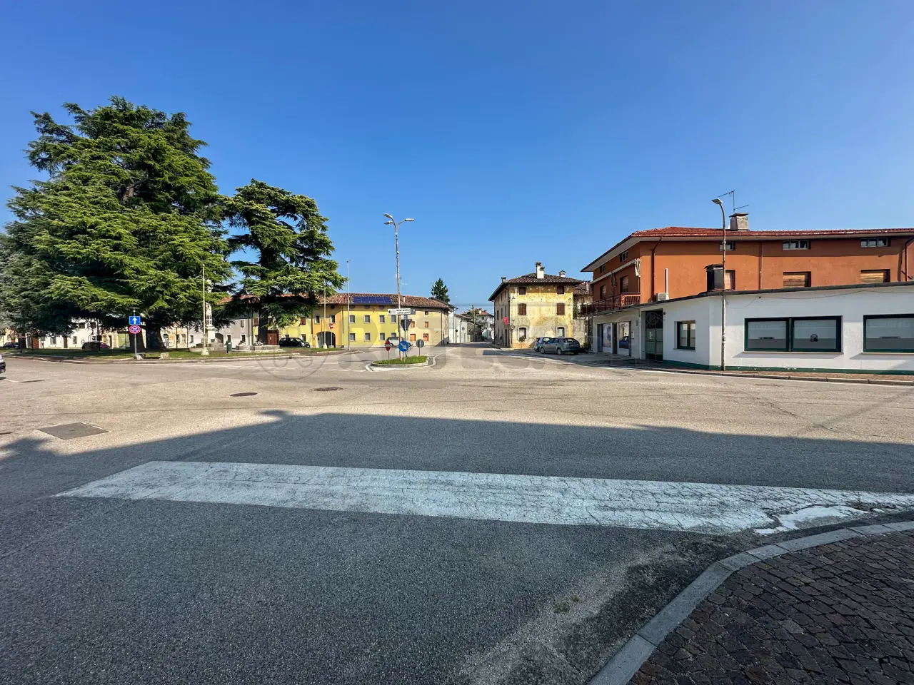 Palazzina commerciale in Piazza della Chiesta 20, Pozzuolo Del Friuli, {3} - Foto 1