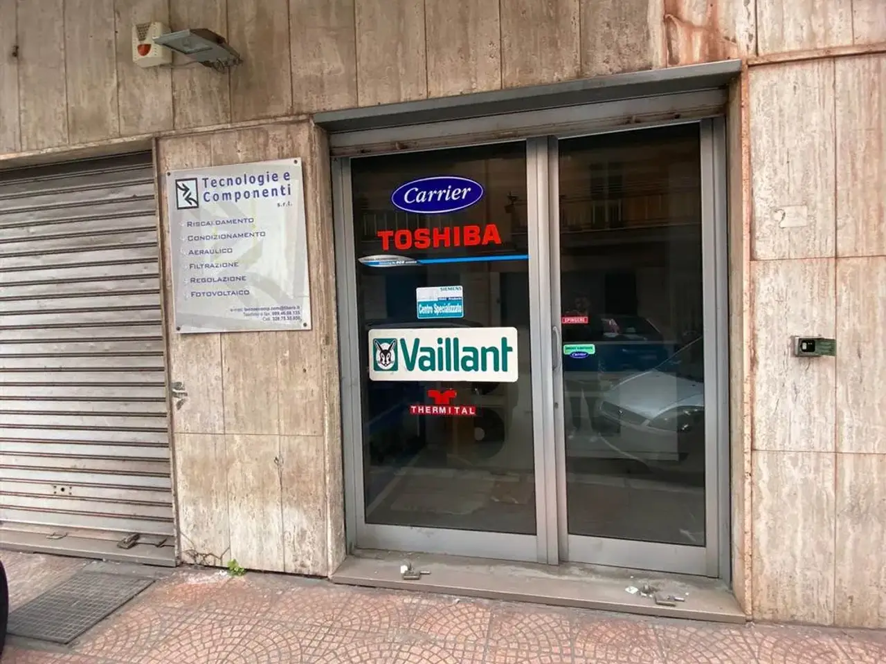 Locale commerciale in Via Ugo Foscolo, Tamburi/Croce, Taranto, Taranto, Taranto, {3} - Foto 1