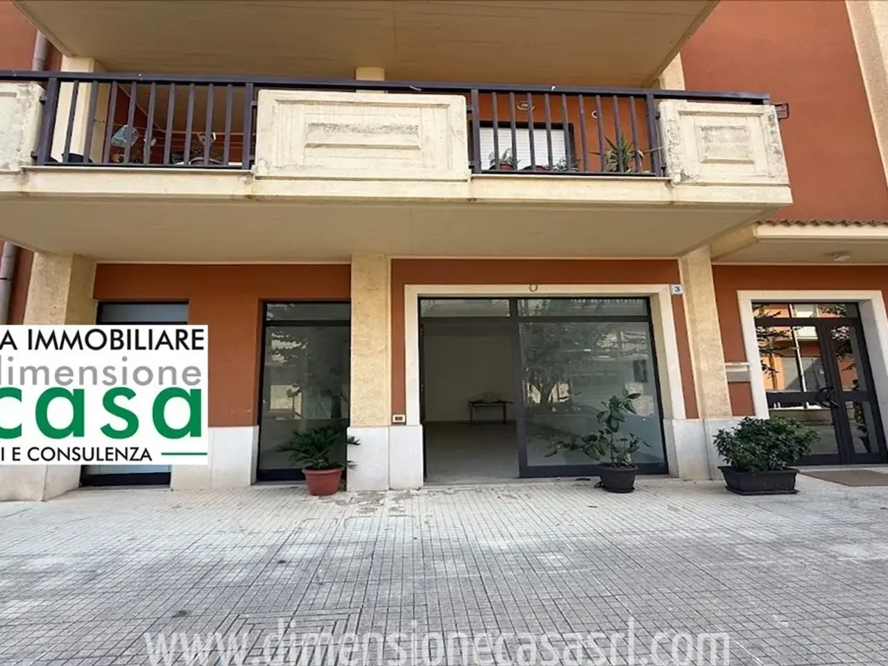 Locale commerciale in Via Mariannina Amico Roxas 4, San Cataldo, {3} - Foto 1