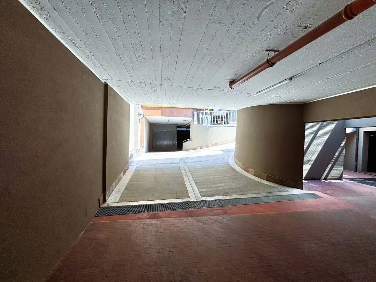 Parcheggio chiuso in Via Benedetto Marcello 5, Milano, {3} - Foto 2