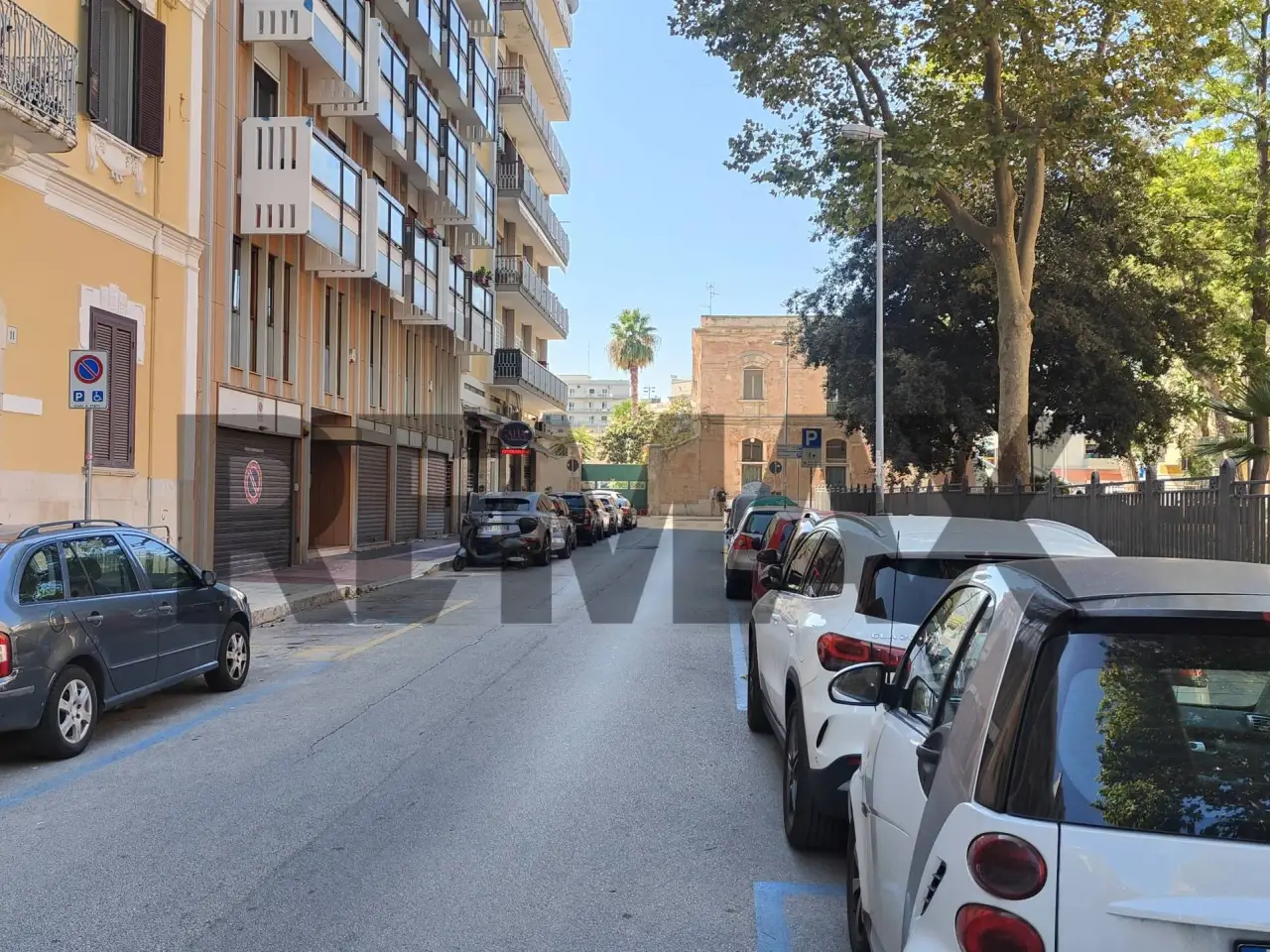 Negozio in Piazza Balenzano 10, Bari, {3} - Foto 1
