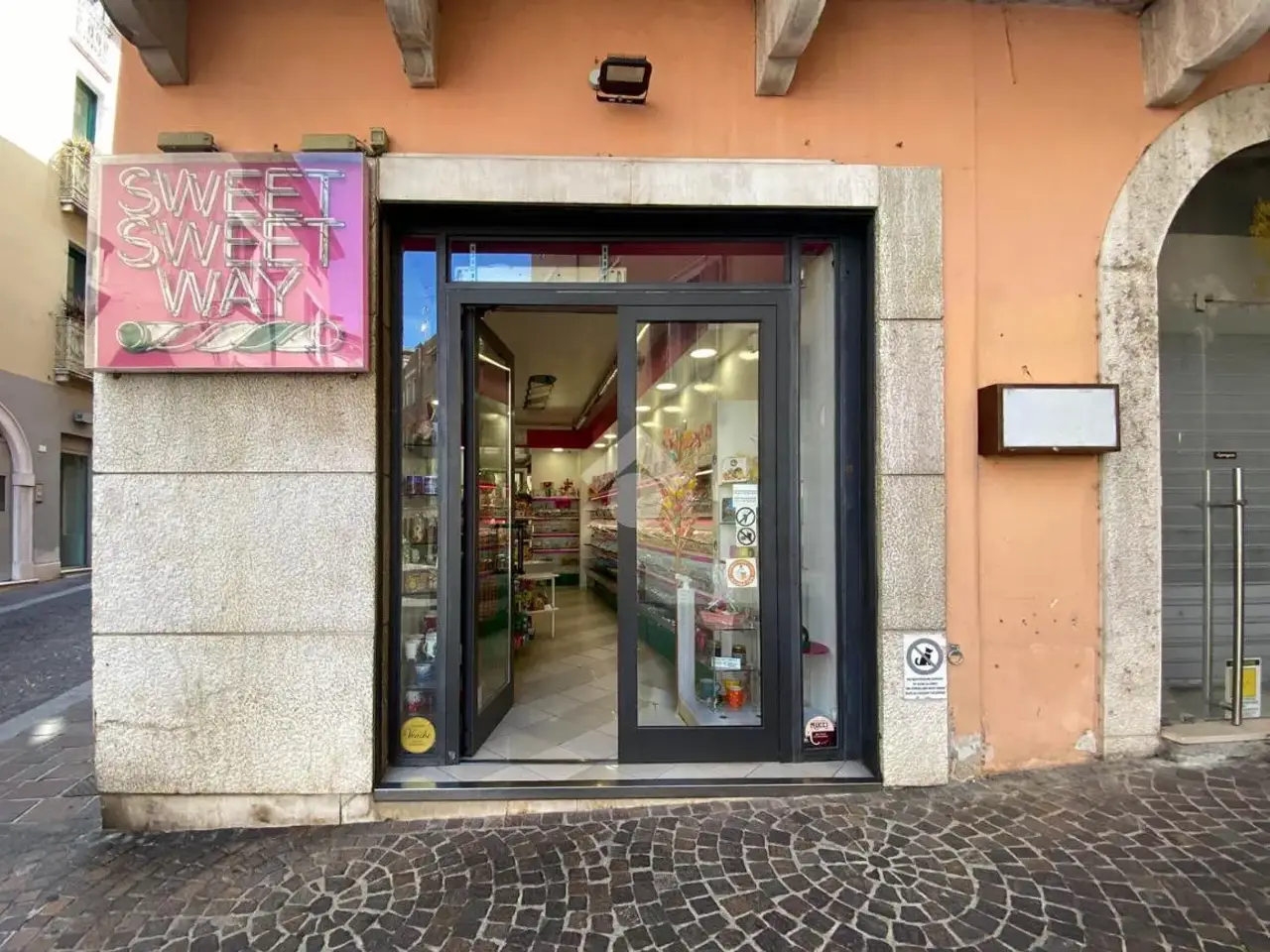Negozio in P.Za Giuseppe Malvezzi, Desenzano Del Garda, {3} - Foto 1