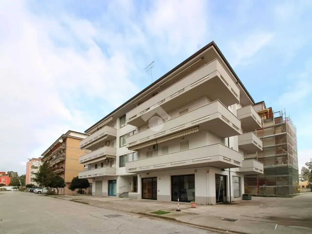 Negozio in Via Giovanni XXIII 46, Porto San Giorgio, {3} - Foto 1