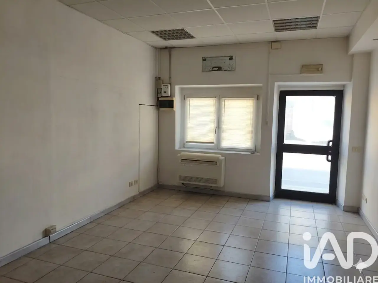 Negozio in Via Damiano della Chiesa 81, San Giovanni Lupatoto, {3} - Foto 1
